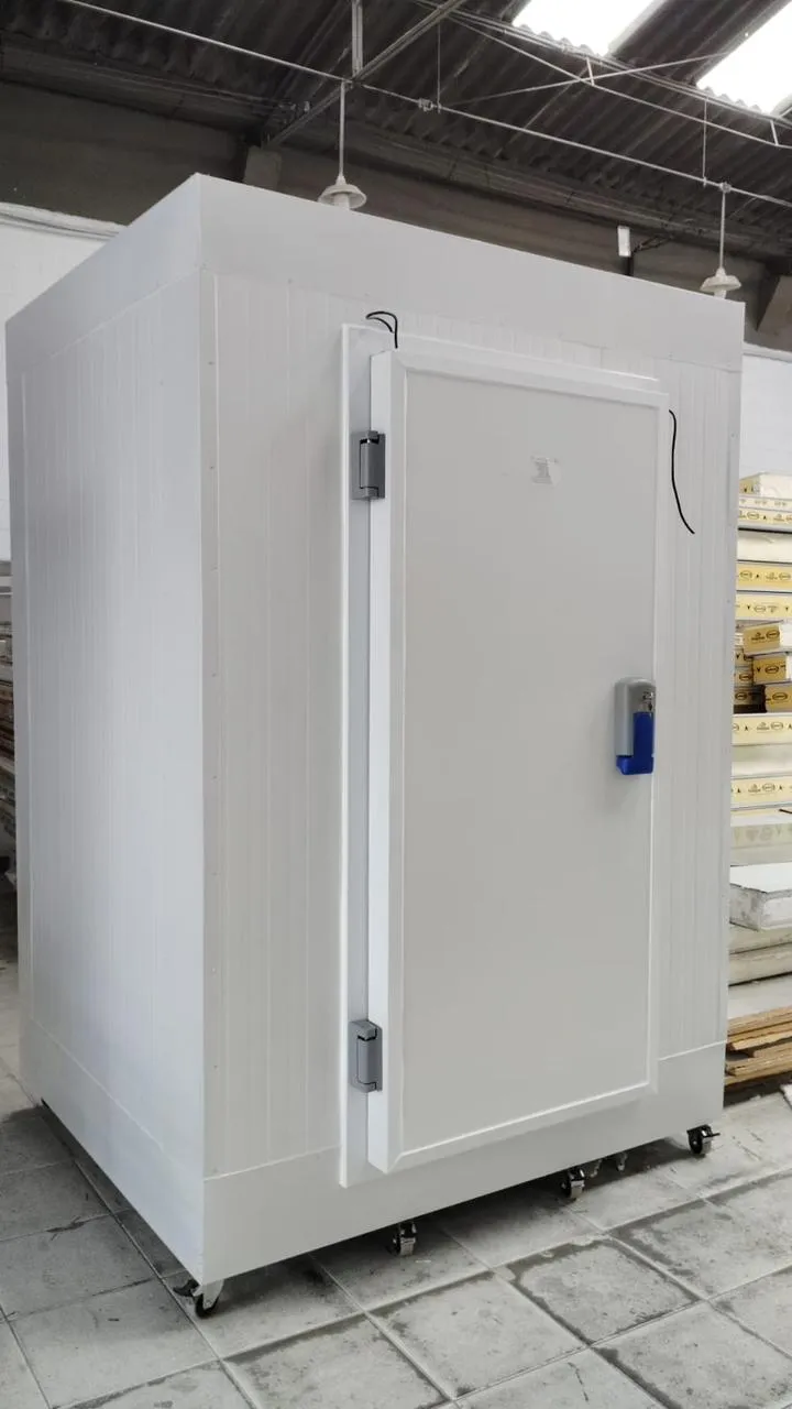 Câmara de congelados compacta com porta de giro e painéis isotérmicos