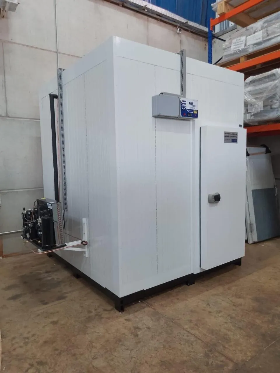Câmara fria completa instalada pela Teccold, com unidade condensadora e controlador de temperatura