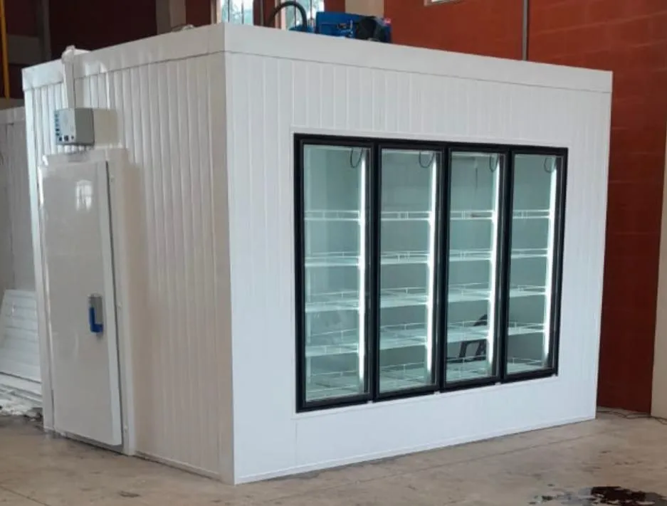 Câmara fria com painéis isotérmicos e porta de vidro expositora instalada pela Teccold