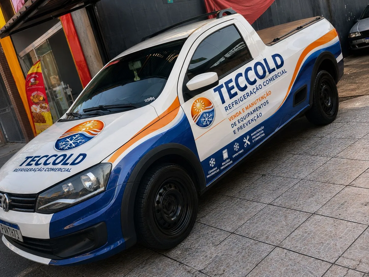 Veículo da Teccold identificado para refrigeração comercial, usado nos atendimentos em São Paulo