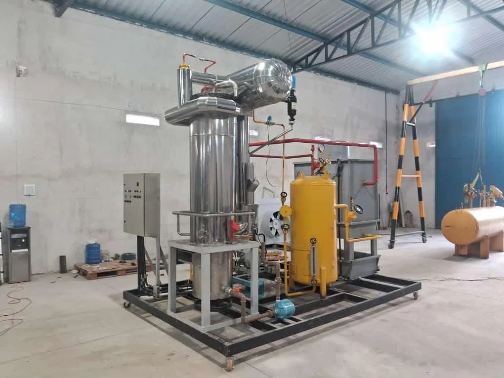 Central de refrigeração industrial montada sobre skid, com separador de líquido, vaso de pressão e quadro elétrico